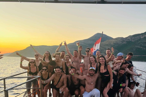 Dubrovnik: Bootsparty bei Sonnenuntergang mit DJ und Willkommens-Shot