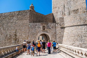 Dubrovnik: War Walls Walking tour and Old Town Opt Pass card