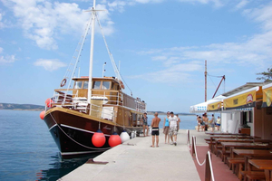 Baškasta: Päiväretki perinteisellä aluksella lounaalla