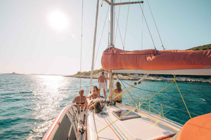 From Hvar: Pakleni Islands & Red Rocks Comfort Sailboat Tour