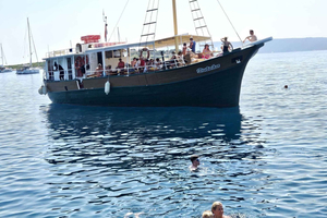 Trogirista: Kolmen saaren venekierros, Blue Lagoon ja lounas