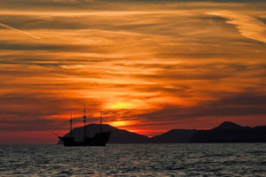 Glassboat sunset tour around Old Town & Caves in Dubrovnik