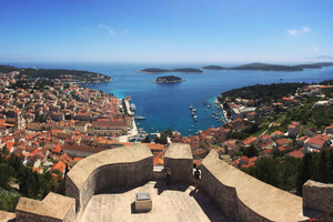 Hvar: Kulttuurikierros ja näkymät linnoitukselta paikallisen oppaan kanssa