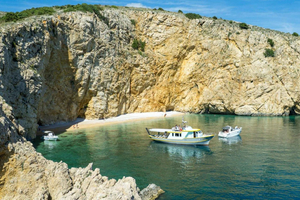 KRK: Plavnik island Cruise, Golden Beach & explore Blue Cave