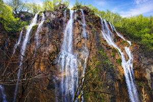 Lagos de Plitvice: pasea entre cataratas y haz un paseo en barco