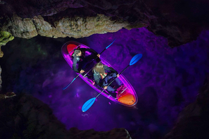 Pula: Istria Cave LED valaistu kajakkikierros yöllä.