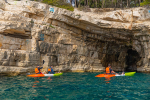 Pula: Rundtur med kajak, snorkling, klippdykning och bad