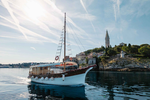 Rovinj: Red Island & Lim Fjord boat tour with BBQ & Swimming