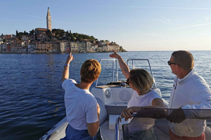 Rovinj: Speedbåtstur i solnedgången med delfinskådning
