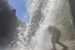 Pienryhmä Canyoning ammattitaitoisen oppaan kanssa