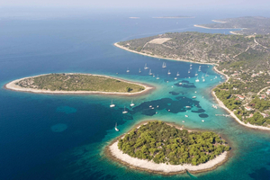 Split: Prywatna całodniowa wycieczka łodzią do Błękitnej Laguny i Trogiru
