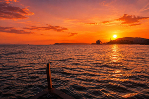 Spalato: crociera al tramonto con vino su una tradizionale barca in legno