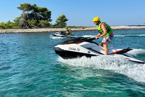 Trogir: Vesiskootterisafari, snorklausta ja Sininen laguuni