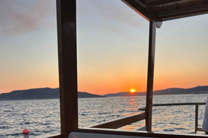 Trogir: Venekierros auringonlaskussa ja uimapysähdys Kavan rannalla