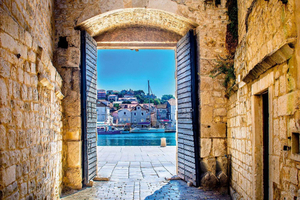 Trogir: UNESCO Old Town and Island History Walking Tour