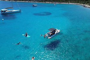 Vodice: Yksityinen venekierros, jossa on mukana kapteeni ja snorklausvarusteet