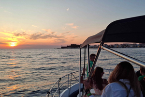 Zadar: Auringonlaskuristeily vintage-veneellä viinin ja pikkupurtavien kera