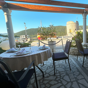 Bota Šare Mali Ston restaurant & oyster bar
