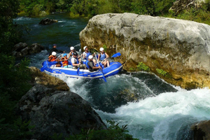 Spalato/Omiš: Rafting sul fiume Cetina con salto dalla scogliera e nuoto