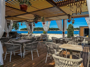 Jardin Garden and Bar