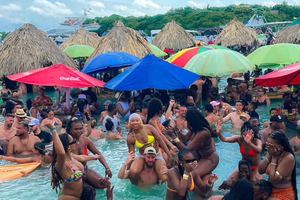 Cartagena: Rosario Islands Party Boat Tour with DJ