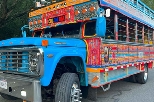 Medellín: Chiva Traditions Guided Party Tour with Open Bar