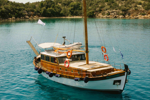 Porto Heli: Private Cruise with Snacks and Drinks