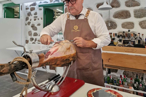 Tour di degustazione di salumi e vini spagnoli a Mogan