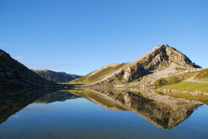 Från Oviedo: Covadonga-sjöarna, Cangas de Onís och Lastres