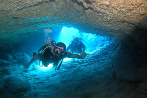 SCUBA-duikervaring in de zeegrotten van Kaap Greco