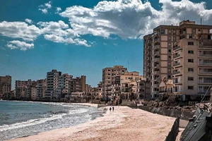 Mr. John 3-i-1 – Demarkasjonslinjen, Varosha, byomvisning i Famagusta