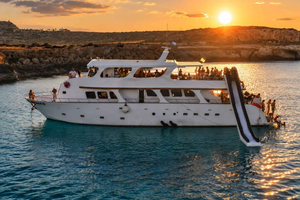 Protaras: luxe zonsondergangcruise met glijbaan, barbecue en 1 drankje
