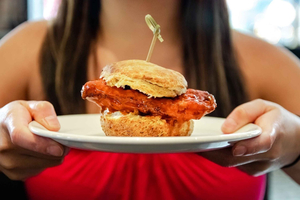 Dallas: Food Tour with 5 Bold Food Tastings in Deep Ellum