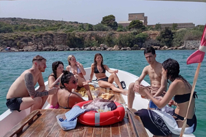 Cagliari: Rejs wycieczkowy zabytkową łodzią z aperitifem, Polaroidem i Sella del Diavolo