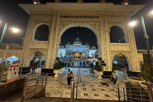 Tour door tempels en spirituele locaties in Delhi met licht- en geluidsshow