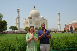 Da Taj Mahal notturno e tour della città di Agra in auto