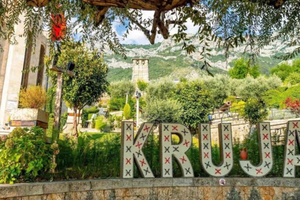 From Durrës/Golem: Kruja Castle, Bazaar & Tirana City Tour