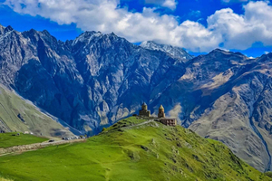 Tbilisistä: Kazbegi, Gudauri & Gergeti, ryhmämatkapäivä