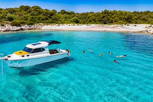 Da Trogir: Tour di mezza giornata in motoscafo delle Tre Isole