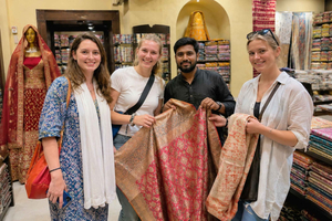 Guided Shopping Tour Experience With Female Guide