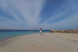 Hurghada: tour in yacht all'isola di Magawish, snorkeling e pranzo