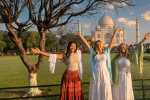 Luxury train tour from Delhi to Agra