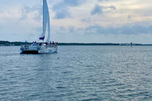 Orange Beach: crucero con delfines y vela a bordo de un catamarán de 52 pies.