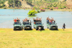 Kylki: Green Canyon ja vesiputous Jeep Safari lounaalla.