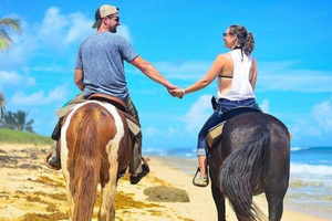 Miches: paseo a caballo por la playa con agua de coco