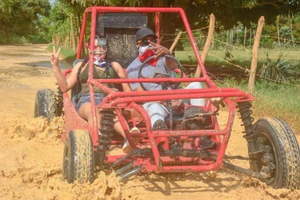 Aventura privada de buggy pela Taino Bay e Amber Cove