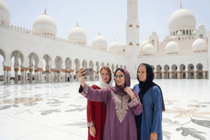 Abu Dhabi Tour: Sheikh Zayed Mosque, Louvre & Zayed Museum