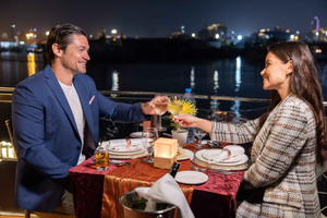 Dubai: Dinner Cruise With Live Shows And Drinks