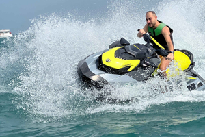 Dubai Oost: Begeleide JetsKi rit met geluidssysteem!