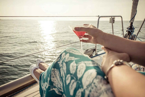 Dubai Marina: 2-uur durende jachtrondvaart met tropische drankjes